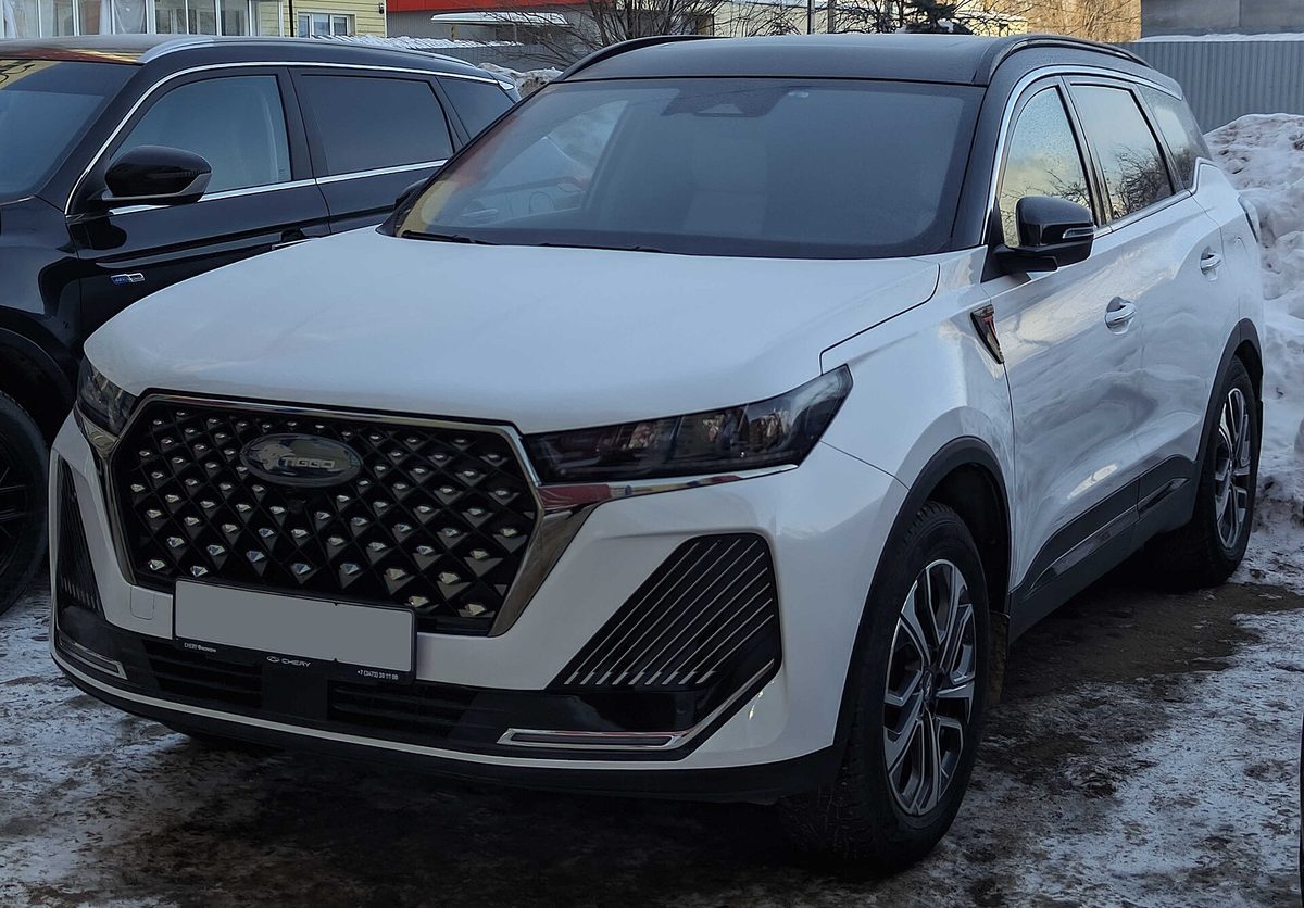 Белый Chery Tiggo 7 Pro Max, вид спереди-сбоку