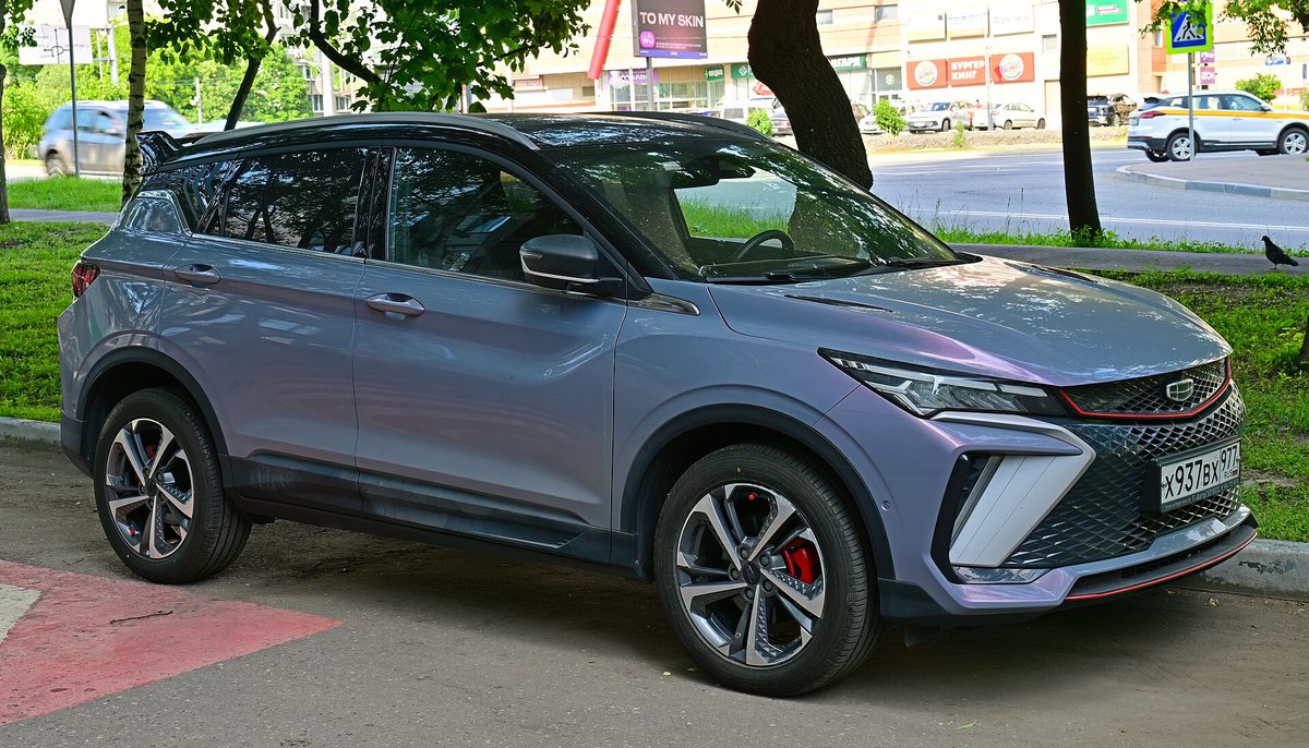 Geely Coolray актуального поколения на улице в Москве, 2026 год, с российскими номерами