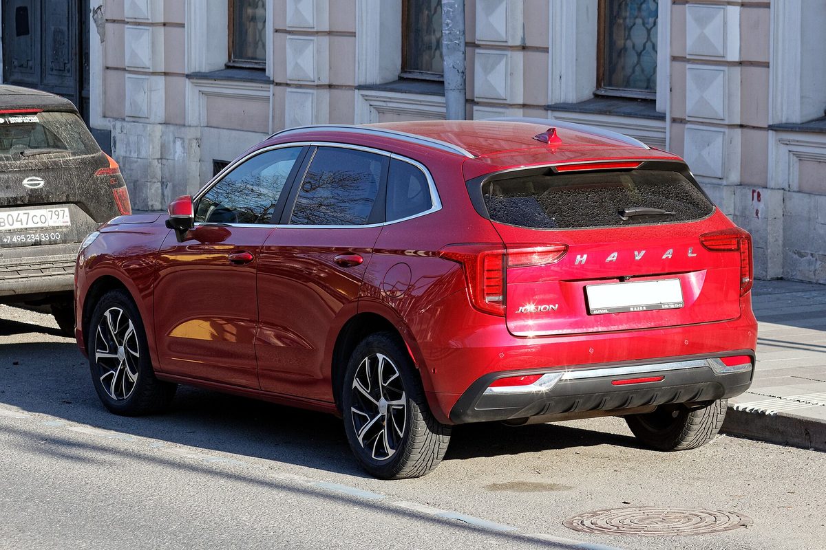 Красный Haval Jolion на улице в Москве, вид сзади-сбоку, май 2026