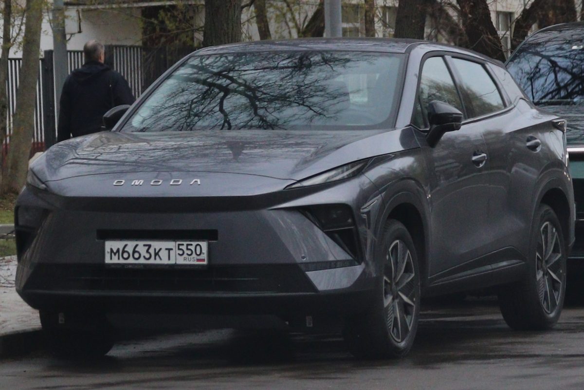 Серый Omoda C5 нового поколения, вид спереди, на номерах видны российские регистрационные знаки